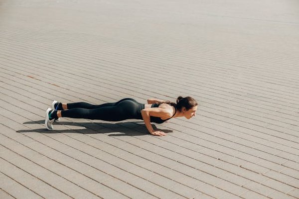 Comment les exercices de bodyweight peuvent-ils être adaptés pour différents niveaux de fitness ?