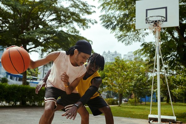 Quels sont les aspects uniques de la culture du streetball par rapport au basket traditionnel ?