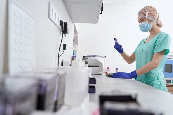 Quelle est l'importance du suivi médical pour les cyclistes de haut niveau ?