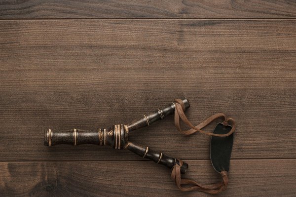 Le lance-pierre de chasse : un outil polyvalent multiples usages